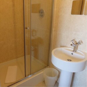 Appartement | Salle de bain | Articles de toilette (gratuits), séchoir à cheveux, serviettes fournies