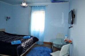 Double Room, 1 Queen Bed | Desk, soundproofing, iron/ironing board, free WiFi