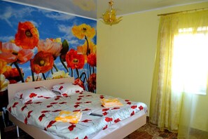 Double Room, 1 Queen Bed | Desk, soundproofing, iron/ironing board, free WiFi