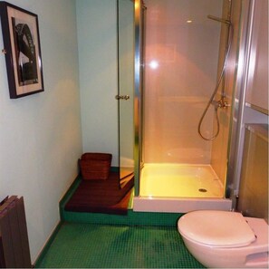 Appartement, non-fumeurs | Salle de bain | Articles de toilette gratuits, sèche-cheveux, serviettes fournies