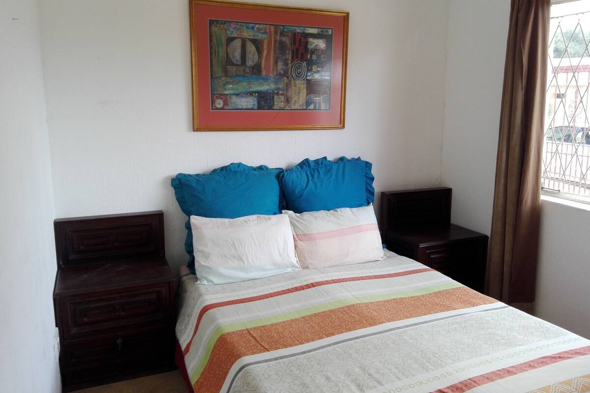 Suite, 1 Bedroom, Accessible, Private Bathroom | Desk, soundproofing, WiFi (free), bed sheets