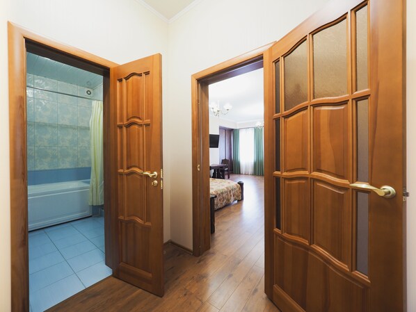 Camera Junior | Una cassaforte in camera, insonorizzazione, ferro/asse da stiro