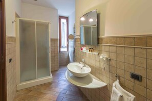 Superior Triple Room | Bathroom | Shower, free toiletries, hair dryer