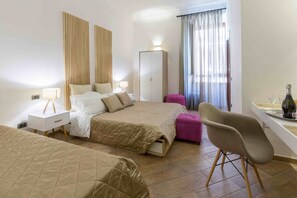 Chambre Triple Standard | Bureau, lits bébé (gratuits), Wi-Fi gratuit