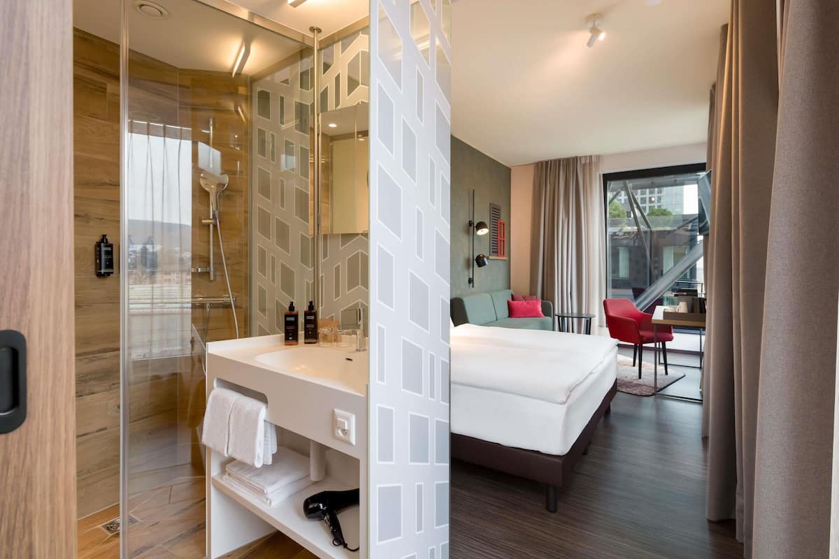 Privilege, Room, 1 Double Bed | Desk, laptop workspace, blackout drapes, soundproofing