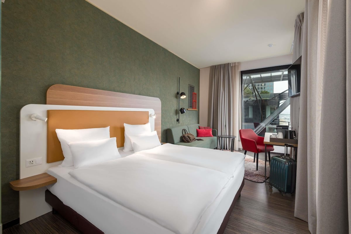 Privilege, Room, 1 Double Bed | Desk, laptop workspace, blackout drapes, soundproofing