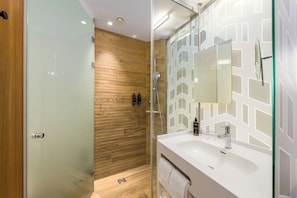 Comfort Room, 1 Double Bed | Bathroom | Shower, hair dryer, bathrobes, towels