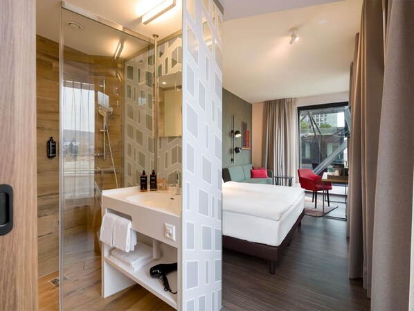 Privilege ルーム ダブルベッド 1 台 | デスク、ノートパソコン用作業スペース、遮光カーテン、防音設備