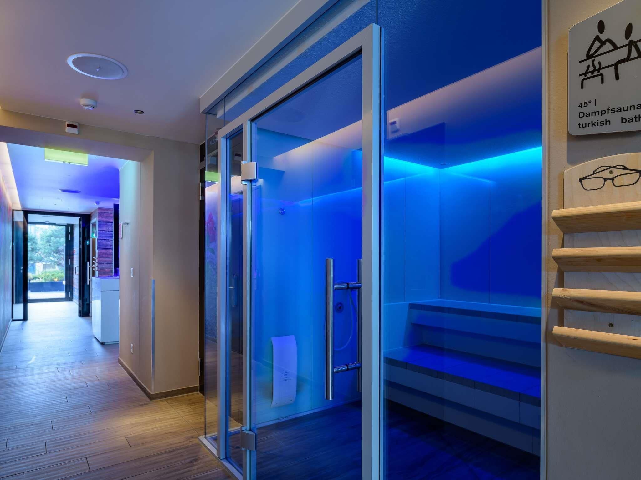 Sauna, hot tub, steam room