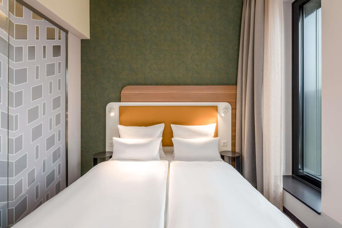 Comfort Room, 1 Double Bed | Desk, laptop workspace, blackout drapes, soundproofing