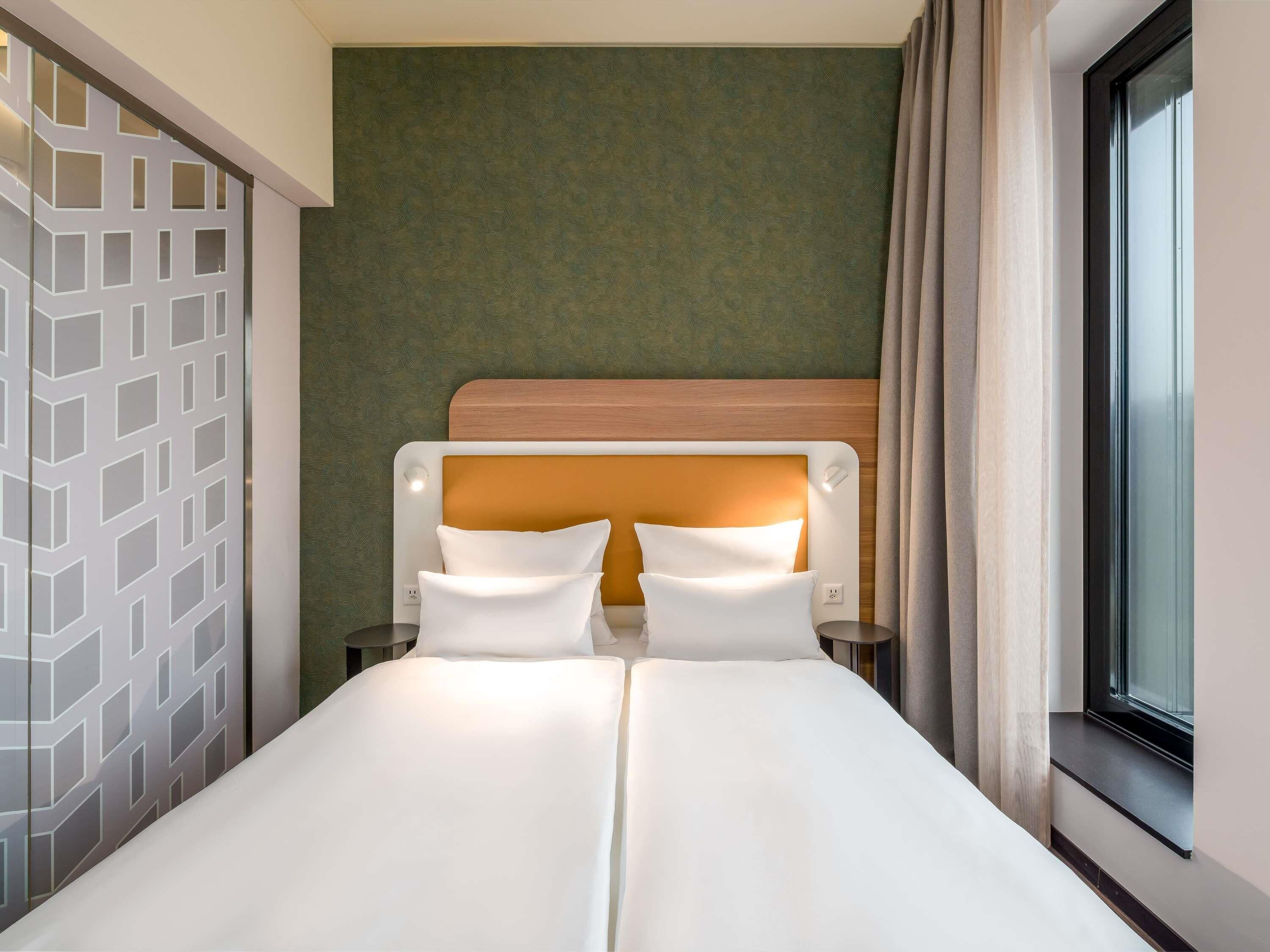 Escritorio, espacio para trabajar con laptop y cortinas blackout 