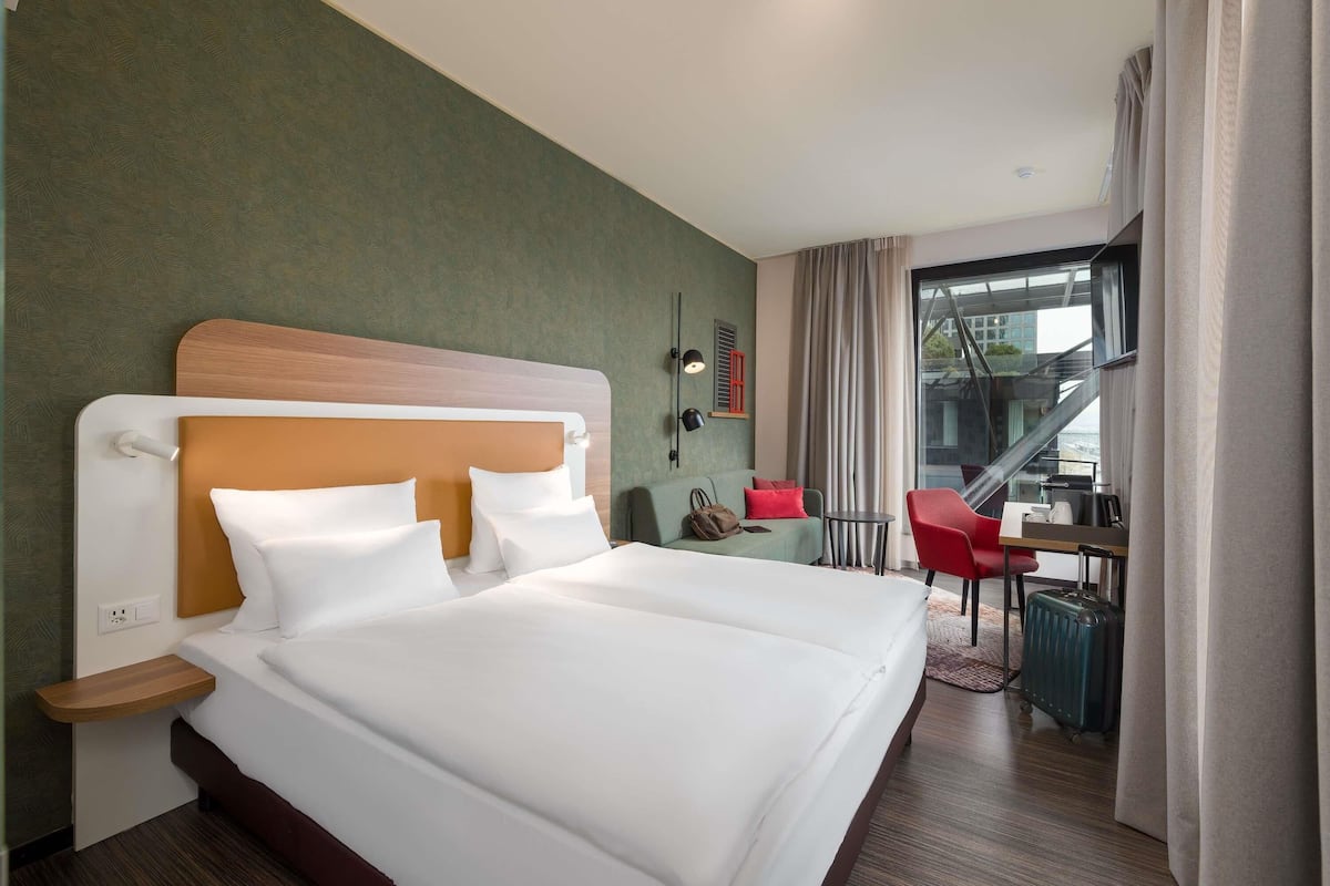 Privilege, Room, 1 Double Bed | Desk, laptop workspace, blackout drapes, soundproofing