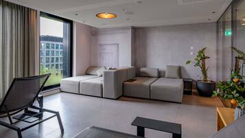 Sauna, hot tub, steam room