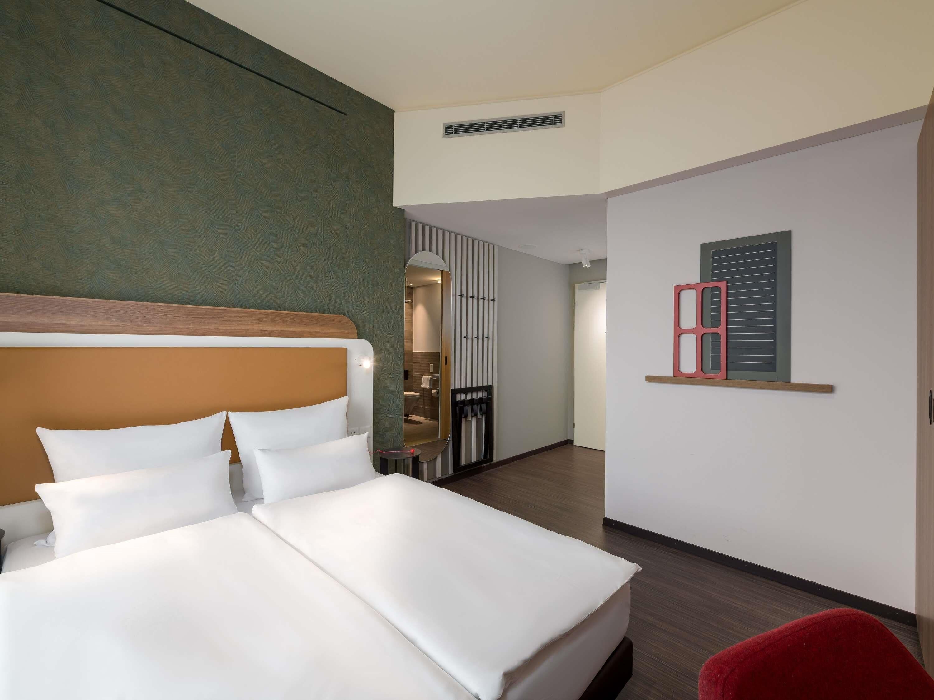 Chambre Confort | Bureau, espace de travail pour ordinateur portable, rideaux occultants