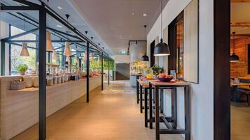 Petit déjeuner buffet (29 CHF par personne)