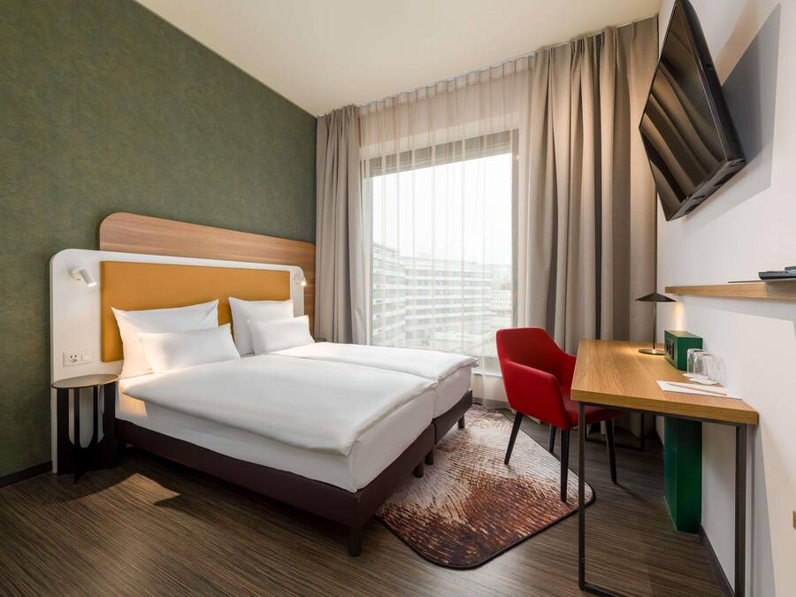 Comfort kamer, 2 eenpersoonsbedden | Een bureau, een laptopwerkplek, verduisterende gordijnen