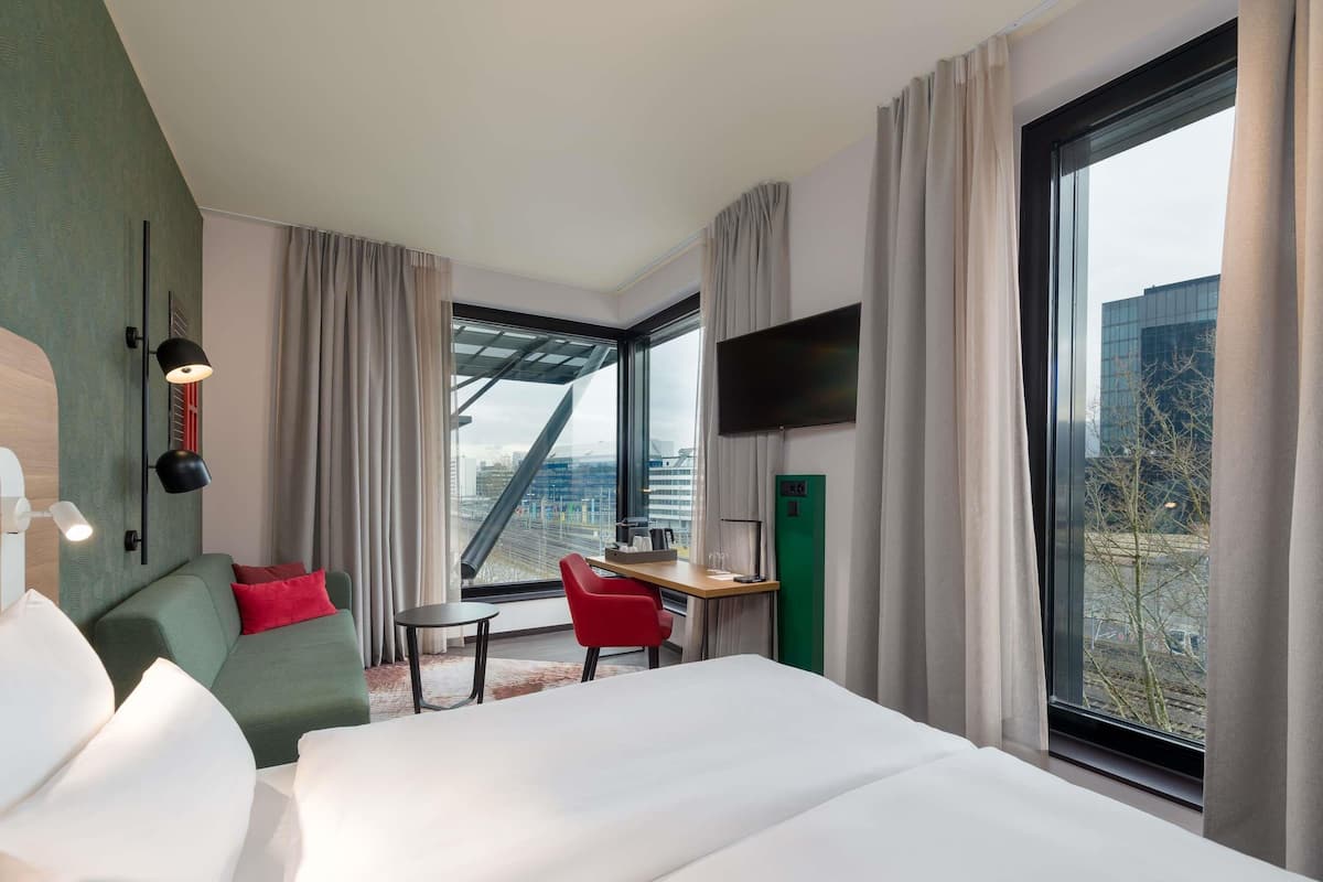 Privilege, Room, 1 Double Bed | Desk, laptop workspace, blackout drapes, soundproofing