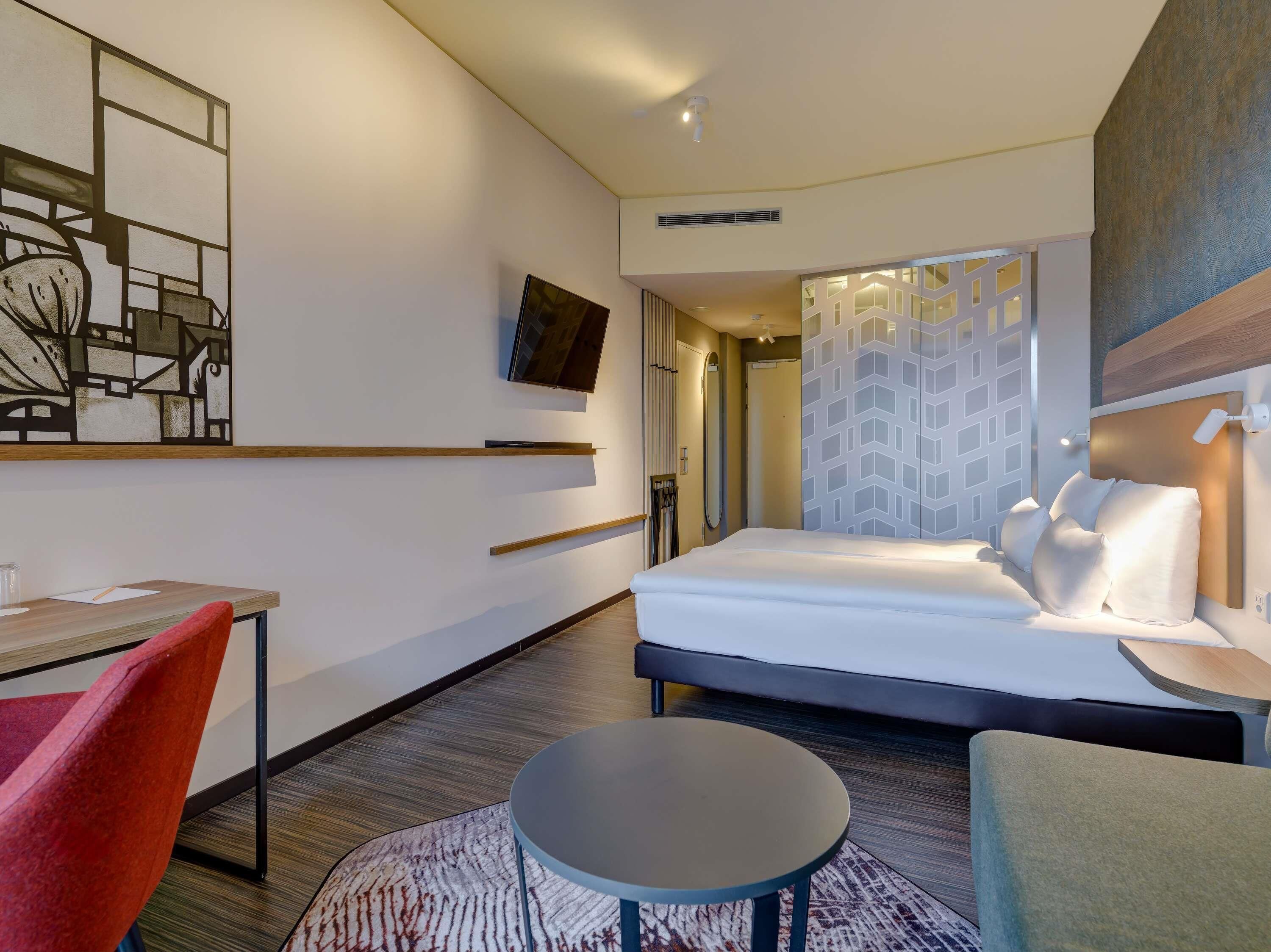 Escritorio, espacio para trabajar con laptop y cortinas blackout 