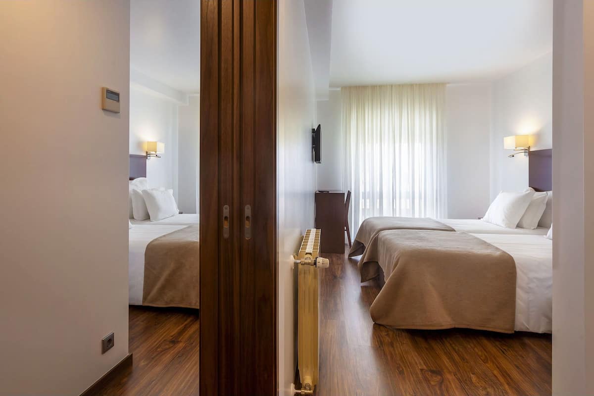 desk, free wifi, bed sheets, wheelchair access