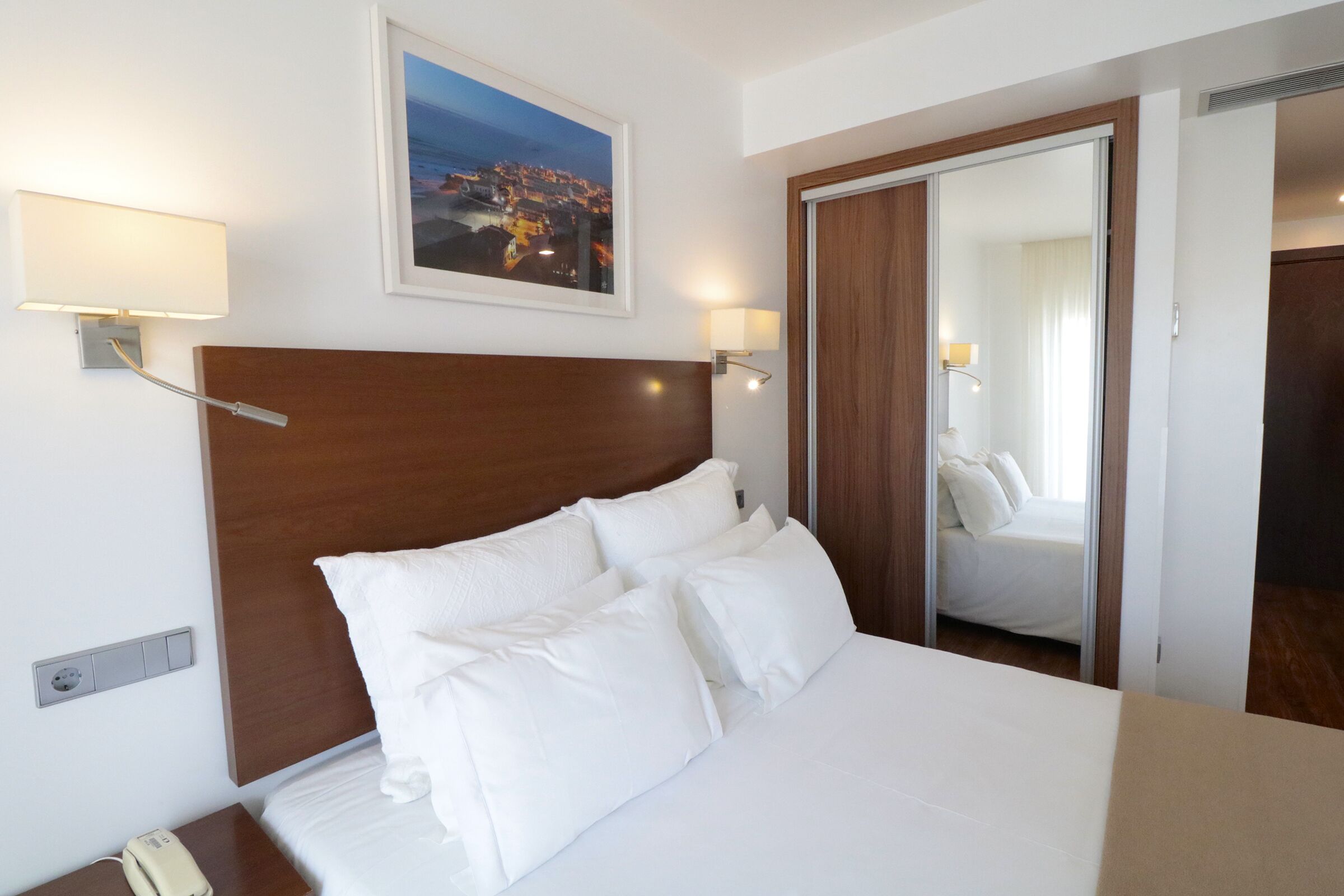 desk, free wifi, bed sheets, wheelchair access