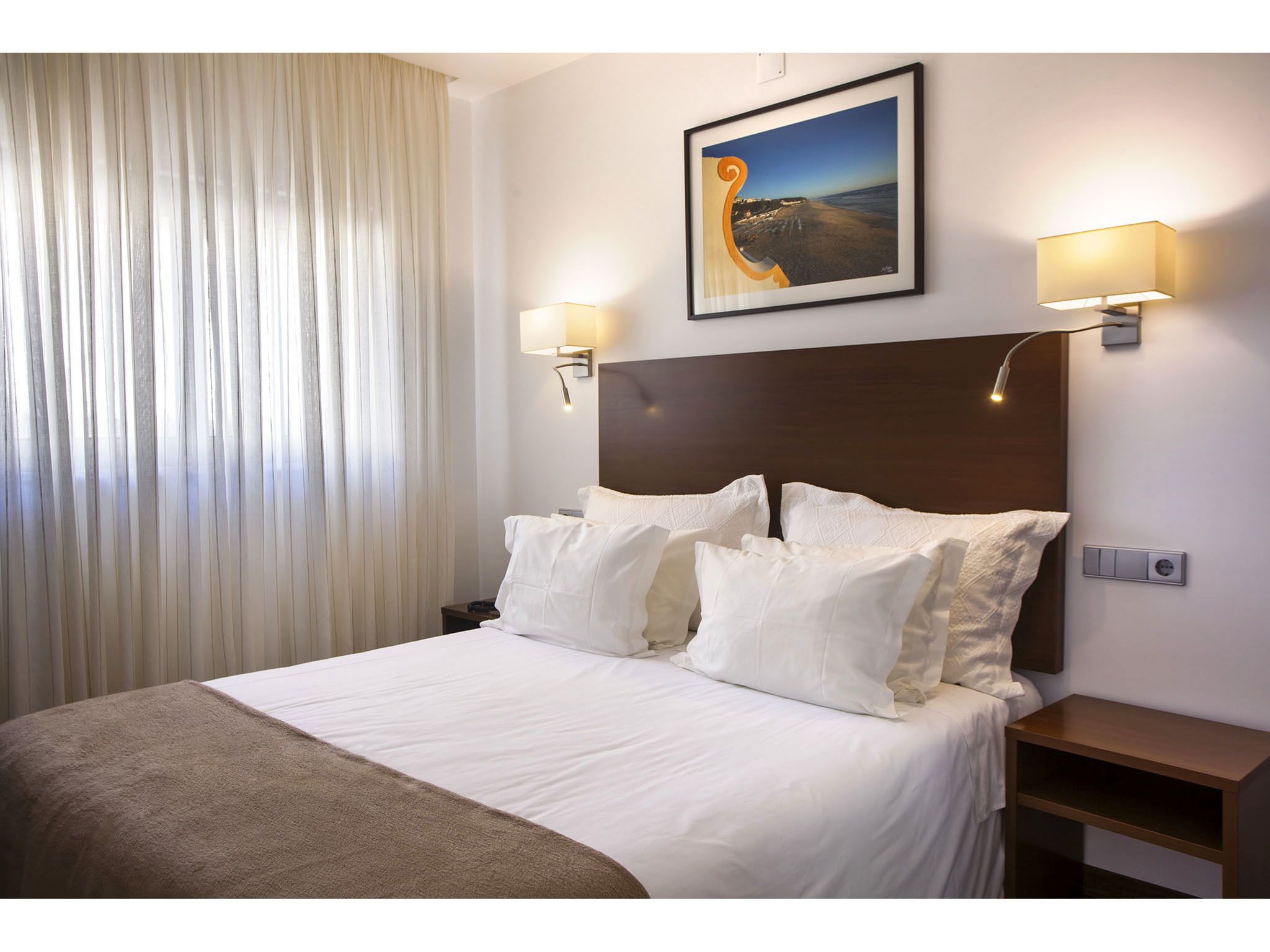 desk, free wifi, bed sheets, wheelchair access