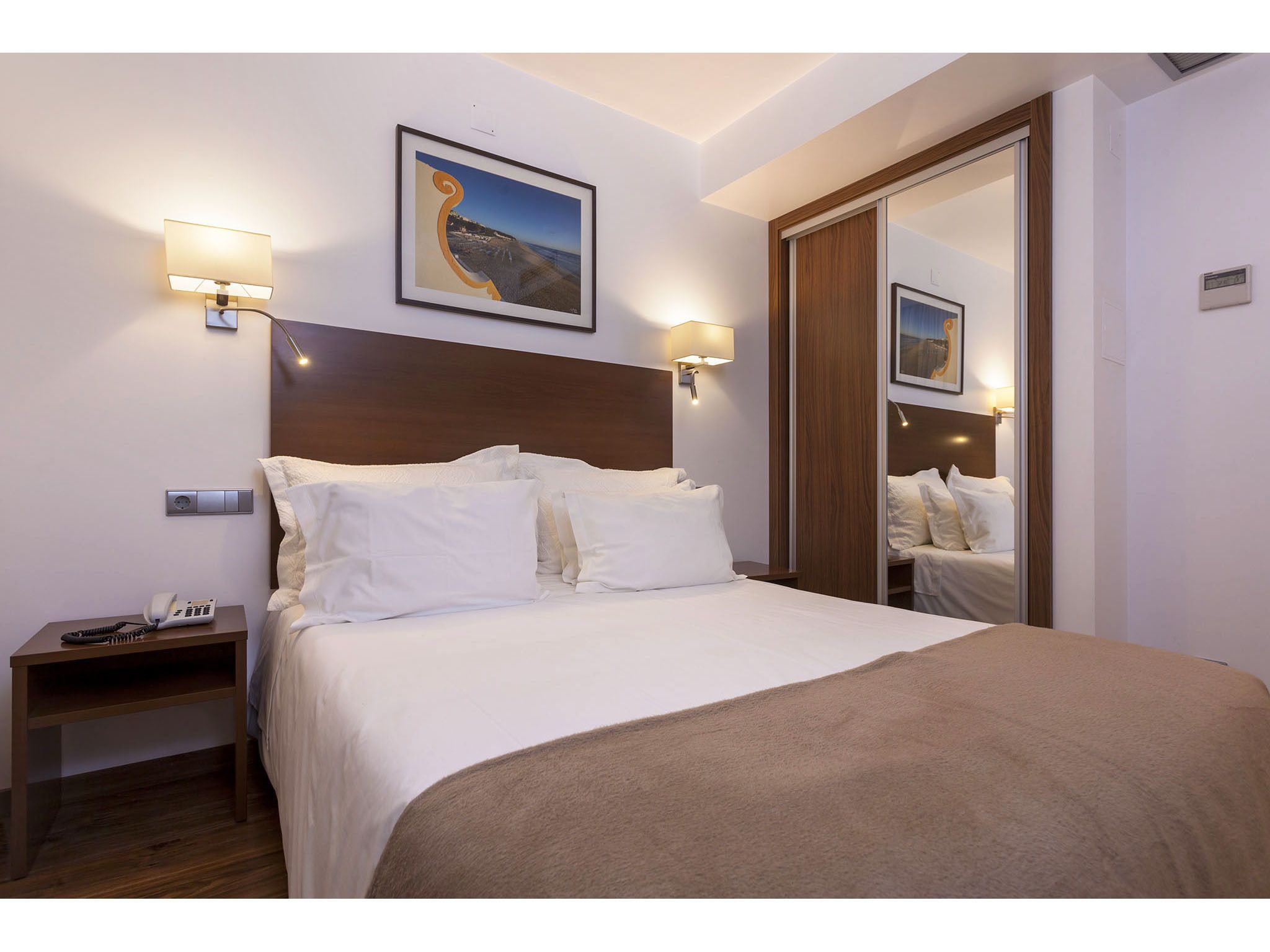 desk, free wifi, bed sheets, wheelchair access