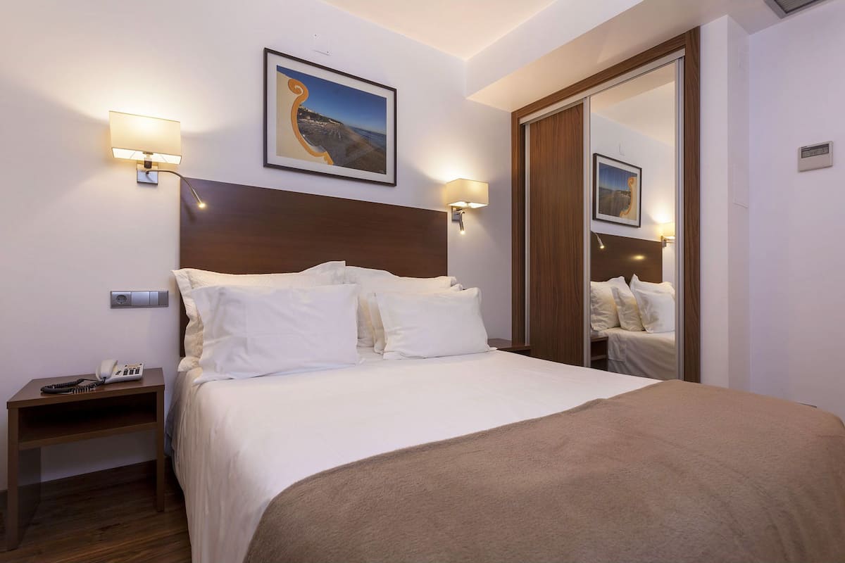 desk, free wifi, bed sheets, wheelchair access