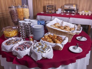 Tägliches Frühstücksbuffet (6 EUR pro Person)