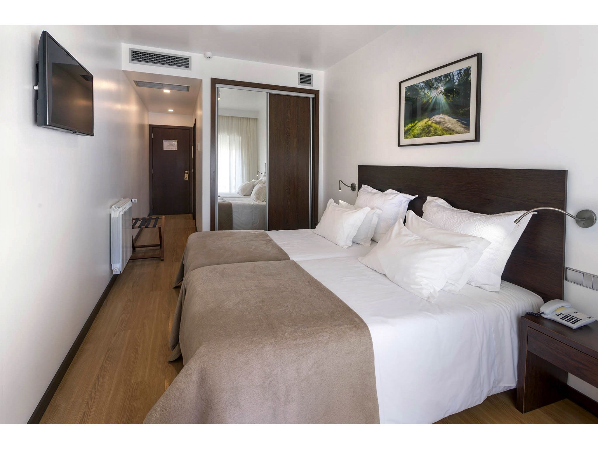 desk, free wifi, bed sheets, wheelchair access