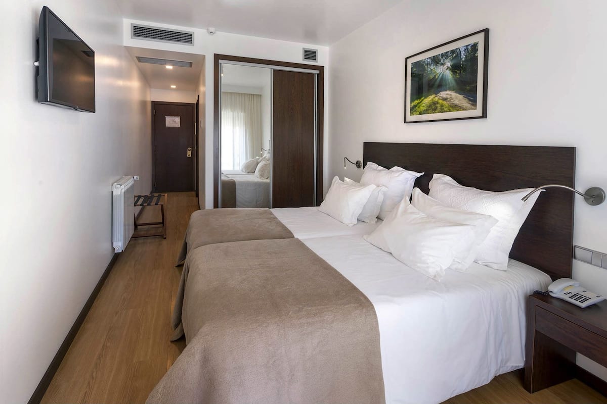 desk, free wifi, bed sheets, wheelchair access