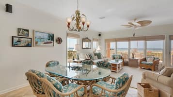 Townhome, 4 Bedrooms | In-room dining