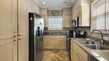 Townhome, 4 Bedrooms | Private kitchen | Fridge, oven, coffee/tea maker, toaster