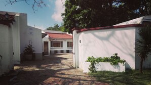 A cobblestone courtyard with white walls and a red-tiled roof. - Fourways Youth Hostel (Sandton)