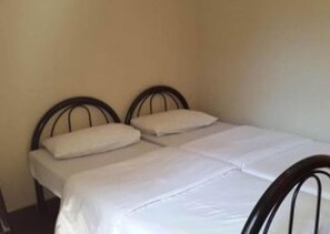 Escritorio, wifi gratis, ropa de cama y acceso para silla de ruedas 