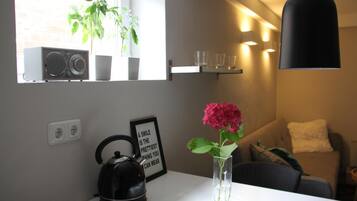 Réfrigérateur, plaque de cuisson, cafetiÚre/bouilloire