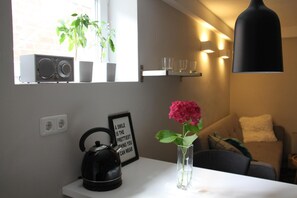 Fridge, stovetop, coffee/tea maker, electric kettle