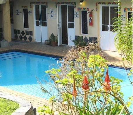 Una piscina al aire libre