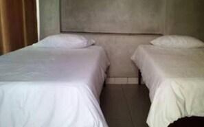 Chambre Simple, salle de bains commune