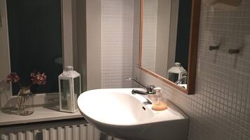 Shower dan pengering rambut