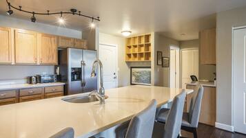 Condo, 2 Bedrooms | Dapur peribadi | Peti sejuk, ketuhar, pembancuh kopi/teh, pembakar roti