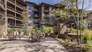 Condo, 2 Bedrooms | Property grounds