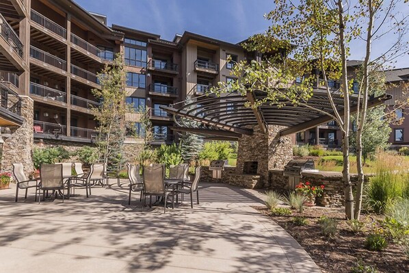 Condo, 2 Bedrooms | Property grounds