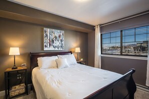 Condo, 2 habitaciones | 2 habitaciones, escritorio y espacio para trabajar con laptop 