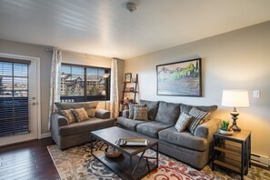 Apartamento, 2 habitaciones | Zona de estar | Una Smart TV