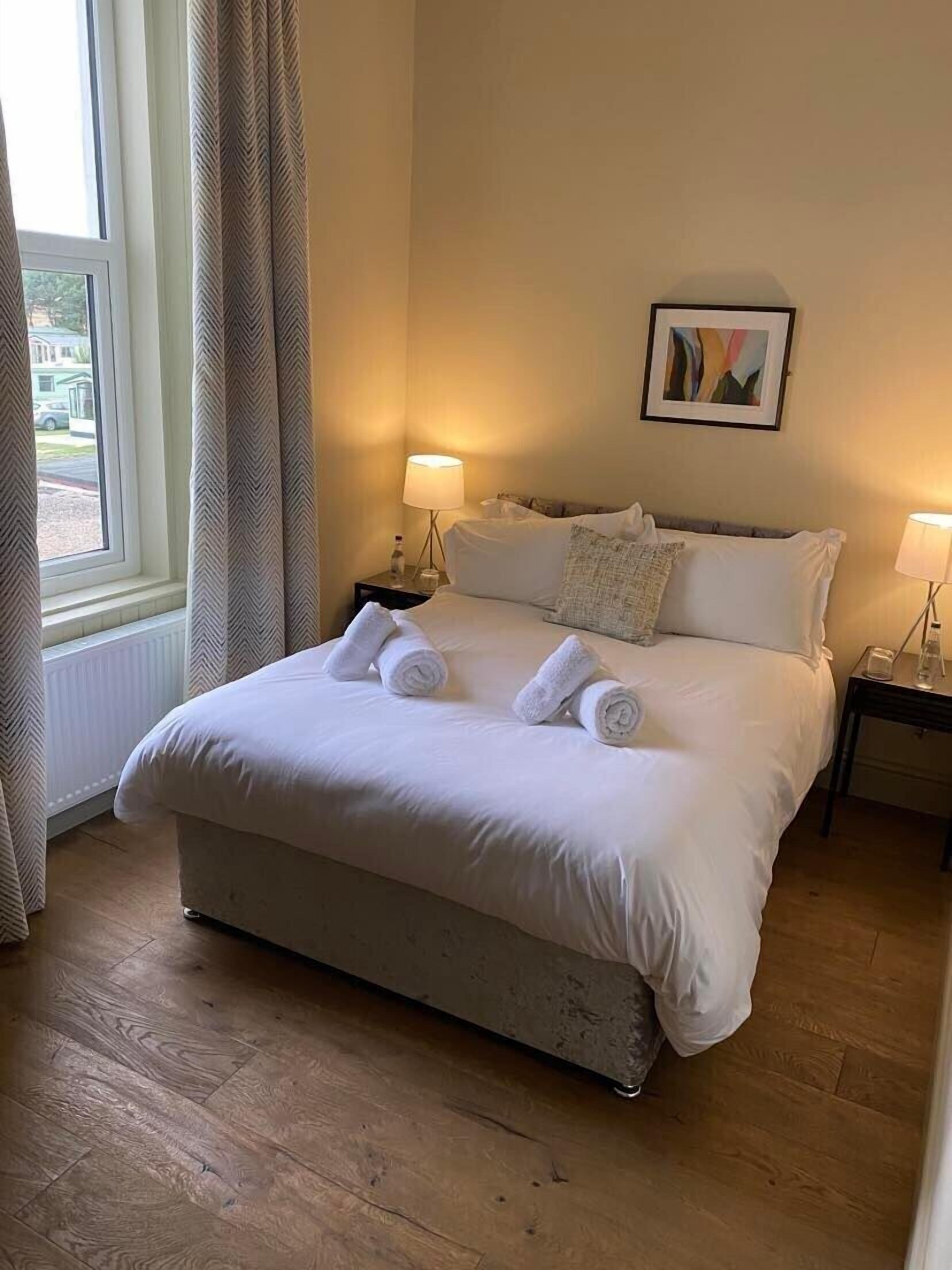 family double room, ensuite (or twin) | premium bedding, desk, laptop workspace, bed sheets