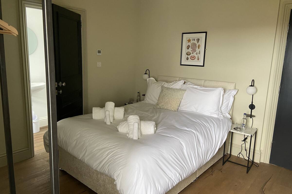 Double Room, Ensuite | Premium bedding, desk, laptop workspace, bed sheets