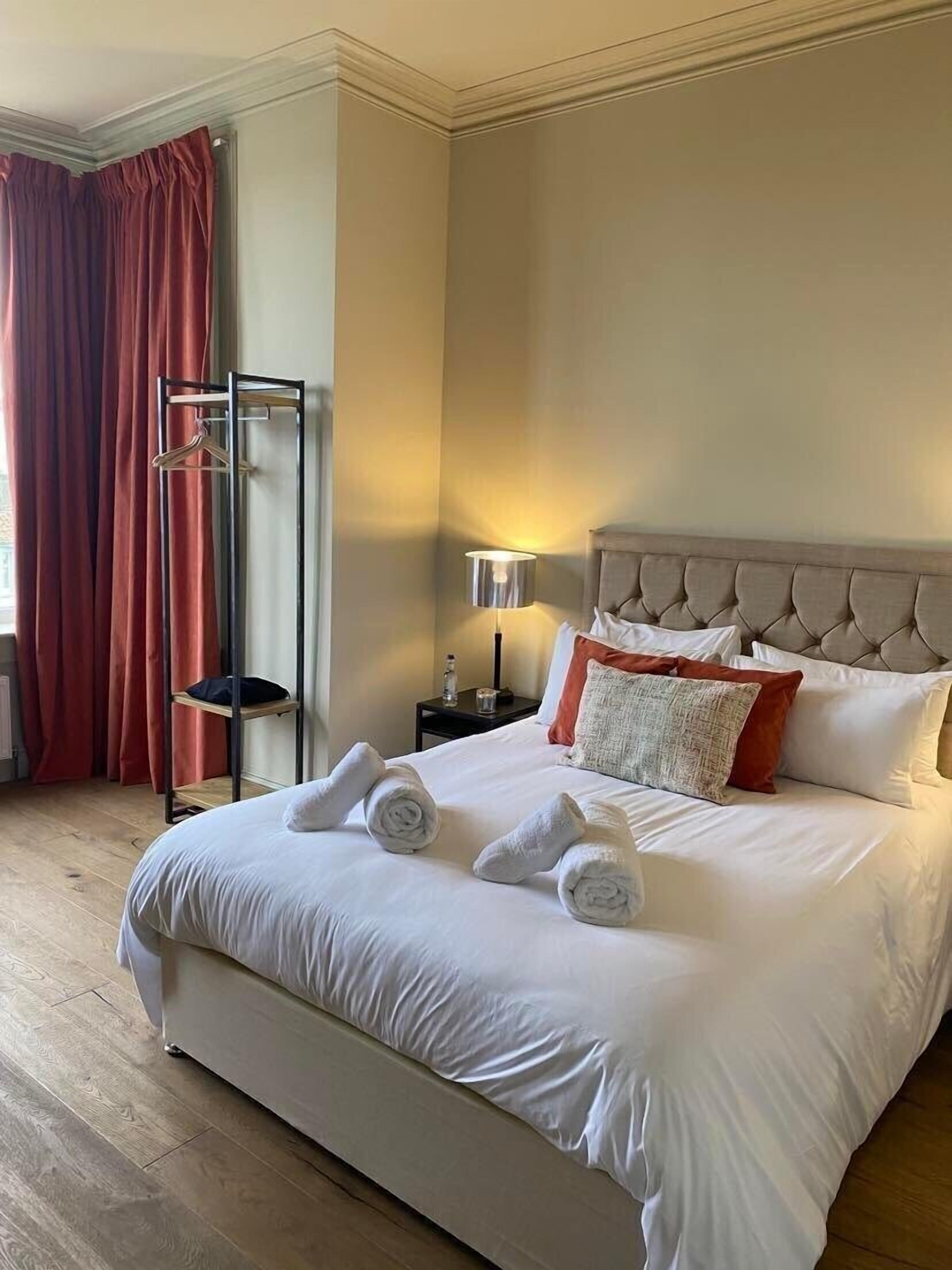 family double room, ensuite (or twin) | premium bedding, desk, laptop workspace, bed sheets