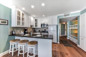 Condo, 2 Bedrooms | Private kitchen