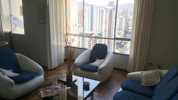 32-inch Smart TV with digital channels, TV, Netflix