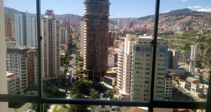 DEPARTAMENTO PISO 20a, CENTRICO, CERCA EMBAJADA AMERICANA, TELEFERICO, MALLS, VISTAS PANORAMICAS y SEGURO